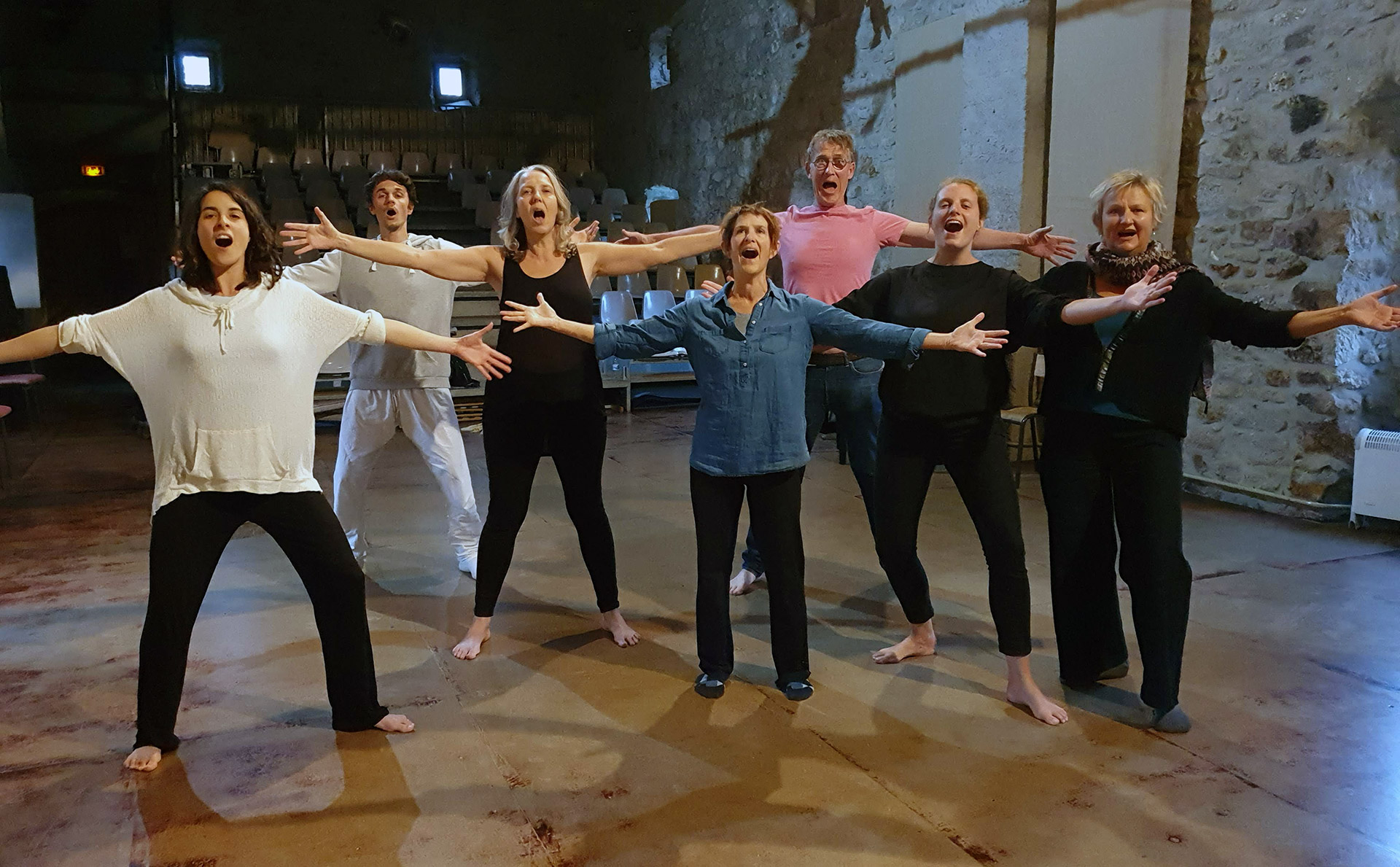 Stemmetræner Lene Skaarup er i gang med et gruppeforløb med professionel stemmetræning af deltagere med udgangspunkt i principperne bag Roy Hart Voice Work hos Turde at Turde